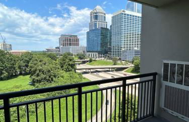 Spacious 2 Bedroom 2 Bathroom Apartment with Balcony in Uptown Charlotte! City Views & Free Parking! - Foto 16
