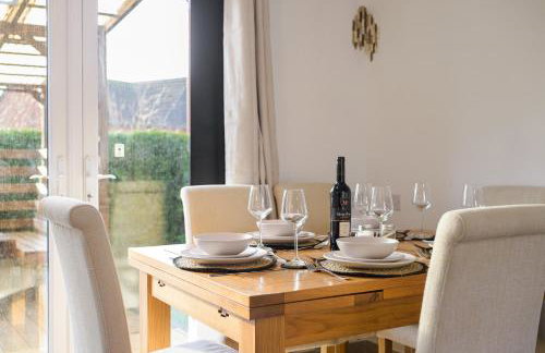 Stylish 3BR Home - Sleeps 7 - 15 Min to City Centre, Parking Garden & Fast Wi-Fi - Foto 11