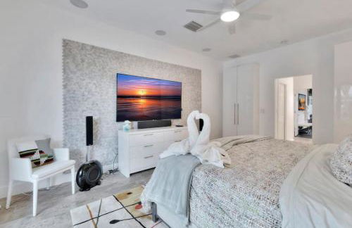 Lynoras Luxe Estate 3 bedroom 3 bath with Modern Design and Heated Pool - Foto 35