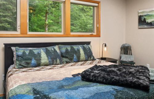 Iron Mountain - Spacious Secluded Lodge with Hot Tub & Game Room - Photo 38