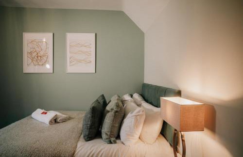 Spacious 4-bed Ample Parking Fast WiFi Contractor Family Friendly - Photo 18