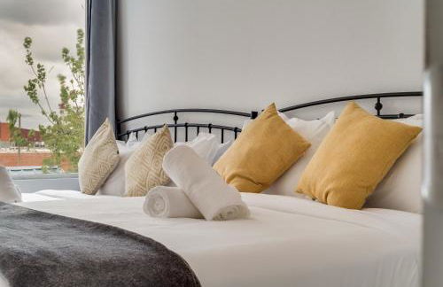 Metro View 2BR I Parking I King Bed I Workspace - Foto 14