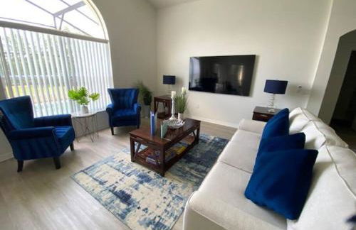 580 - Stunning Renovated Home with Large East Facing Pool Deck Overlooking Preservation Area and Games Room - Foto 6