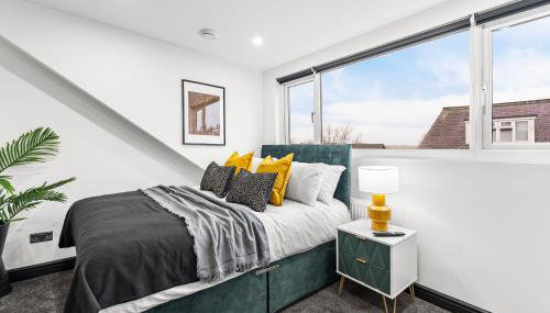 Designer 4 Bed House in Leeds - Sleeps 13 - Photo 4