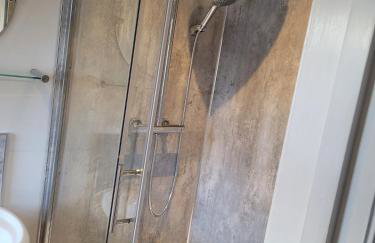 Detached luxury 5 bed house, lanscaped garden, fire pit, parking, can sleep families or workers - Foto 18