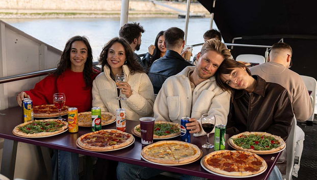 Disfrutando del crucero con pizza