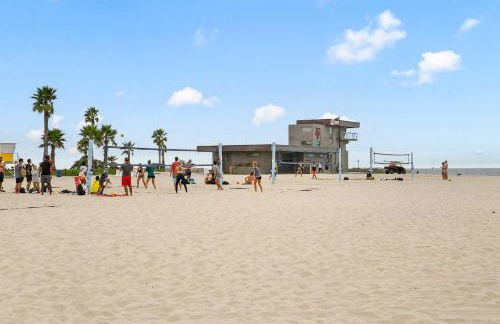 Stunning Beach Delight with Hot Tub, Fire Pit, Parking & Walk to Beach! - Foto 25