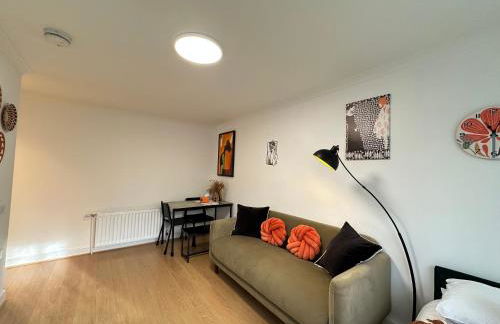 Stylish One Bedroom Apartment - Photo 3