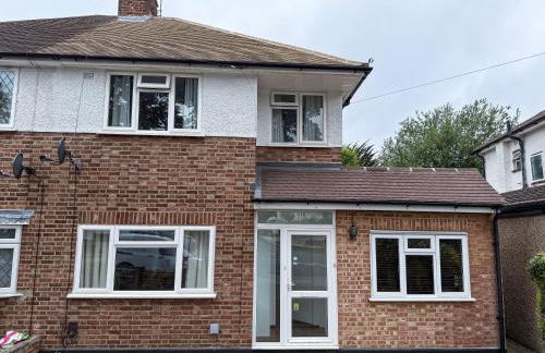 Bassetts House - Spacious! - Sleeps 7 - Close to PRUH Hospital - Free Parking - Photo 2