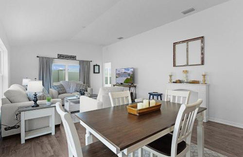 Cozy Family Stay- Queen-Double-Twins Bed- Full Kitchen-Netflix-Golf Cart-WiFi - Photo 26