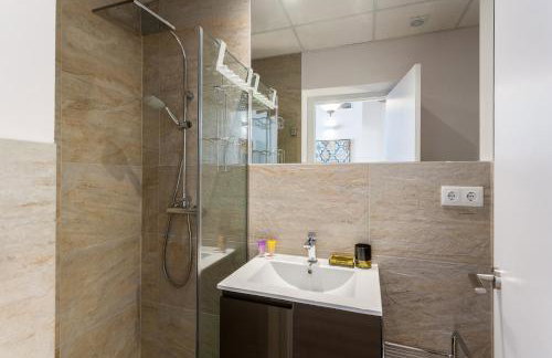 FLORIT FLATS - CENTER 2BR 2BA ATTIC TERRACE VIEW WIFi AC - Photo 39