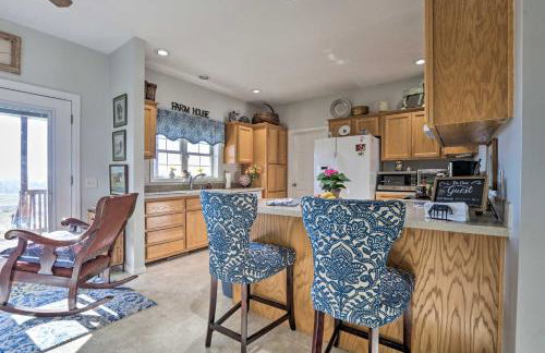 Family Farmhouse on 160-Acre Ranch with Hiking Trail - Foto 10