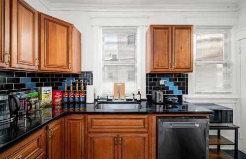 Whole House Near NYC and Transit with Game Room Fire Pit and King Bed - Foto 17