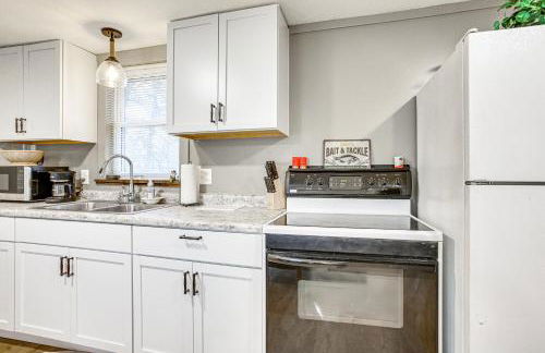 Updated Wellston Cabin, Walk to Lake Beach and Dock! - Foto 13