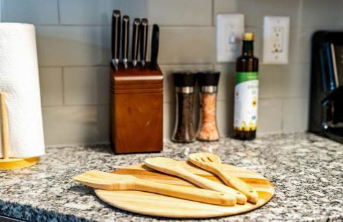 Upscale City Apartment with Pool , Fitness Center - Foto 11