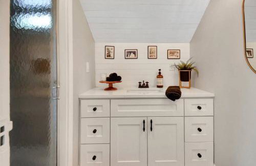 Apothecary - Upper Unit Downtown 2BR - Foto 20