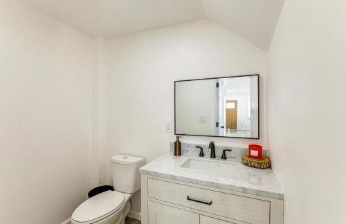 Walk to River, Parks and Dining Family Home with Yard - Foto 11