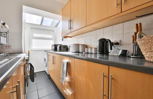 3-Bed Contractor Ready Stay Near City & M4 Access with Parking & Wi-Fi - Foto 7