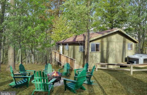 2-bedroom cabin, with a Fireplace, PS5, BBQ, fitness room, and a private hot tub - Foto 2