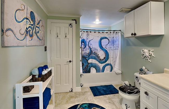 Lighthouse By the Sea - Photo 24