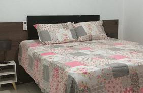 Garagem para 3 carros Morada Valentim é uma Casa dois quartos climatizada em Paracuru, 2 decks, piscina, portão automático, cerca elétrica com conforto e qualidade para você! - Foto 15