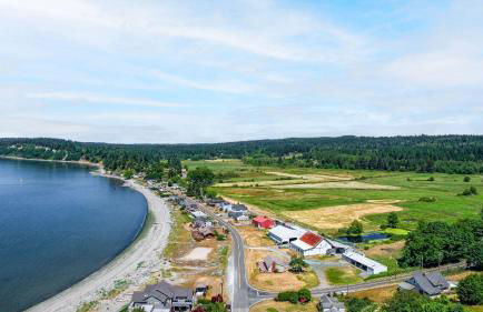 Private Beach Access + Water Views! Sleeps 18, Historic 6bdr Farmhouse w/ Deck - Foto 74