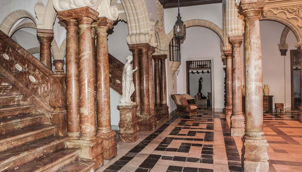Le palais possède un escalier monumental
