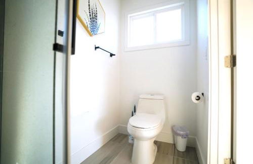 Stunning Waterfront 3BR Retreat - Perfect Getaway - Foto 42