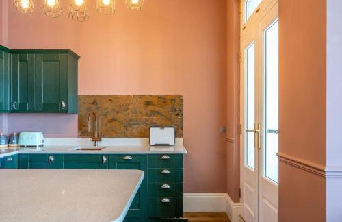 Stylish Beachfront Luxury Apartment, Sweeping Ocean Views and Log Burner - Foto 118