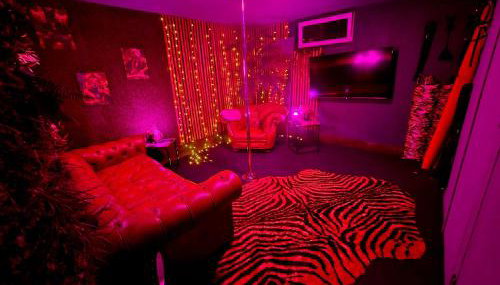 Love room avec spa privatif et salle de jeux adultes - Foto 5