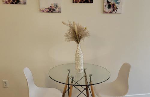 #2 Downtown Free Parking- Walk to Gainbridge, Lucas Oil, Conv Cntr - Foto 9