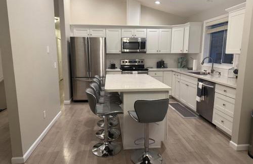 Spacious 5BR Walk to Wild Waves! - Foto 11