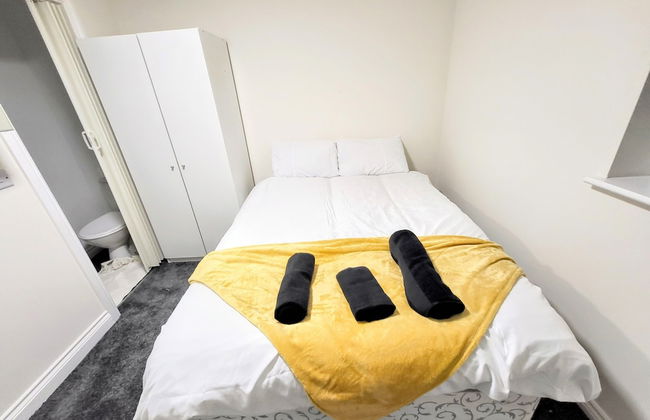 Large Modern House with Parking - Photo 17