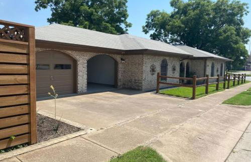 StockYards! Walk 3 Blocks-Ranch House sleeps 8 - Foto 28