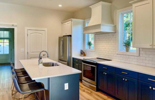 Luxe Lakefront Getaway with Porch and Water View! - Foto 11