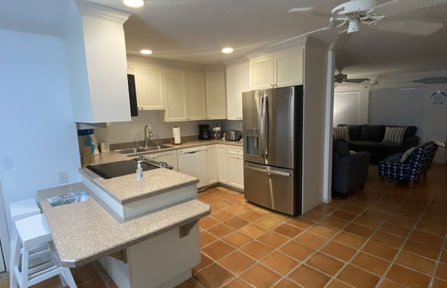 Tropical Theme Home Steps from the Beach - Foto 4