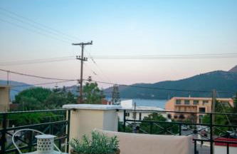 House of Hats - next to the coast - Karavomylos - Photo 3