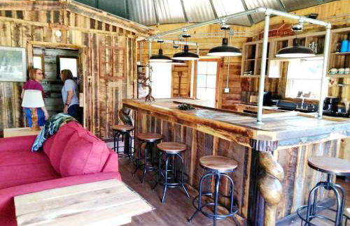 Rustic Octagon-Shaped Cabin for a Glamping Getaway near Huntington, West Virginia - Foto 13