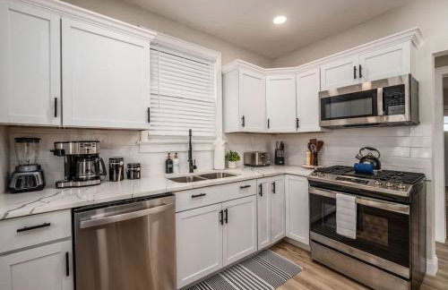 Oakwood Charm Family-Friendly 3BR Getaway - Photo 6