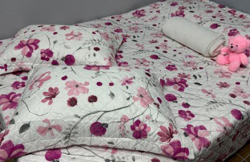 Studio com quarto e banheiro em frente ao Parque do Lago Acomoda até 2 pessoas 1 cama - Foto 2