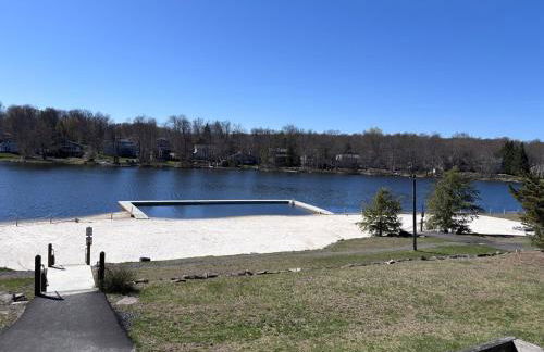 Bool Bear Lodge a pet friendly Pocono Vacation Home with Fireplace, BBQ and more - Foto 43