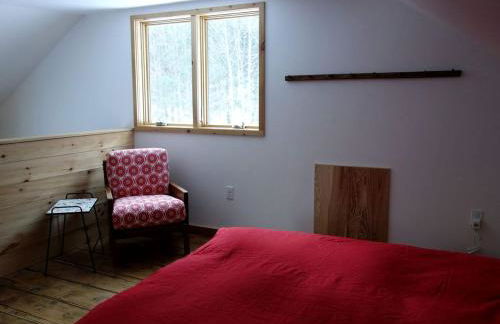 Charming Cabin Getaway with a Wood-Burning Stove in Chesterfield, Massachusetts - Foto 10