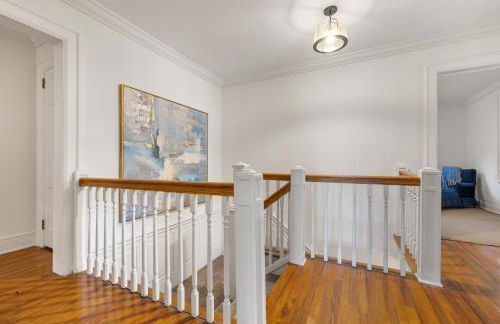 Stylish Mountain Retreat with Sunroom and Pergola - Foto 63