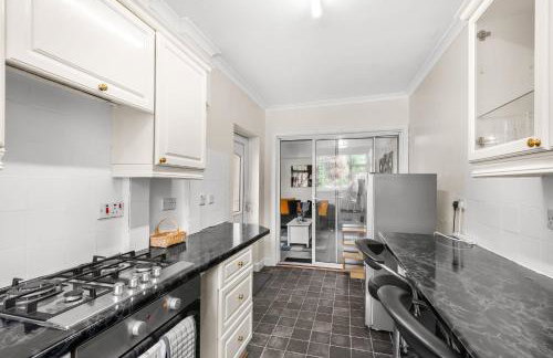 HILLTOP PLACE SUITES 5 beds for CONTRACTORS and FAMILIES near MEADOWHALL with FREE PRIVATE PARKING - Foto 21