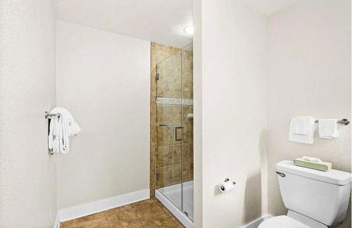 Whispering Pines Lake Views 1BR King Suite - Foto 32