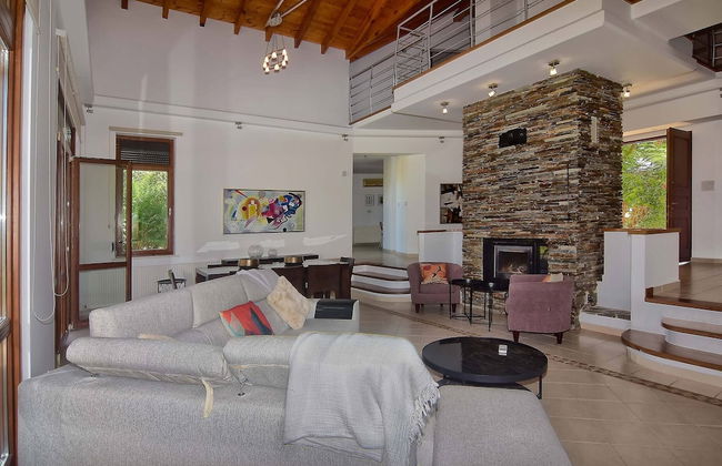 Incredible Large Villa In Paphos Sleeps 14 Children Pool, Jacuzzi, Huge Garden - Foto 20