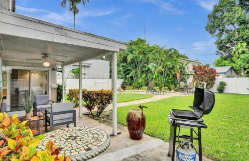 3 min. walk to Wilton Drive, pool and huge yard - Photo 7