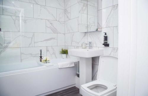 Bridge Court by Sterling Edge Apartments - Luxury Aparthotel - Stylish 1-bed Apartments - Balcony with Canal View or Private Garden - Free Parking - Foto 59