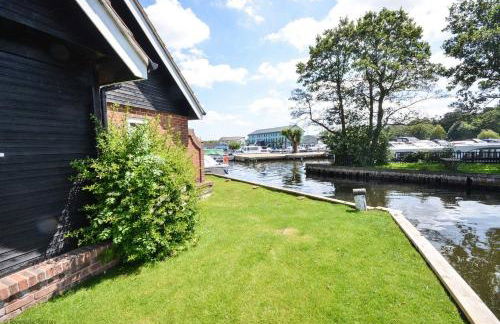 Cavell - sleeps 2 people right in the heart of Wroxham on the Norfolk Broads - Photo 11