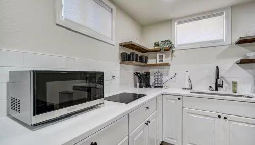 Quiet Basement Retreat | King Bed, Firepit, Yard - Foto 2